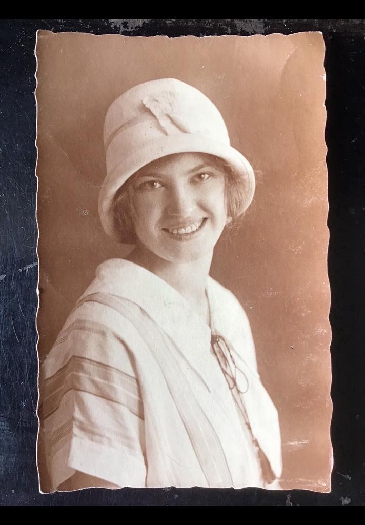 Oude onbeschreven ansichtkaart van een lieflijke jonge dame., Verzamelen, Ansichtkaarten | Themakaarten, Voor 1920, Overige thema's