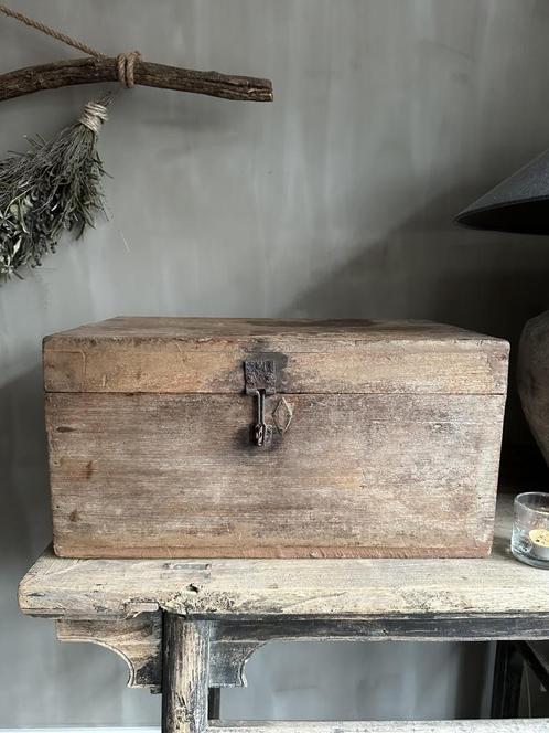 Oude houten opbergkist, Huis en Inrichting, Woonaccessoires | Kisten, Nieuw, Minder dan 50 cm, Minder dan 50 cm, 50 tot 100 cm