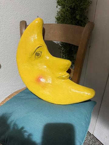 Oude maan gemaakt van papier-maché ( huisvlijt ) beschikbaar voor biedingen