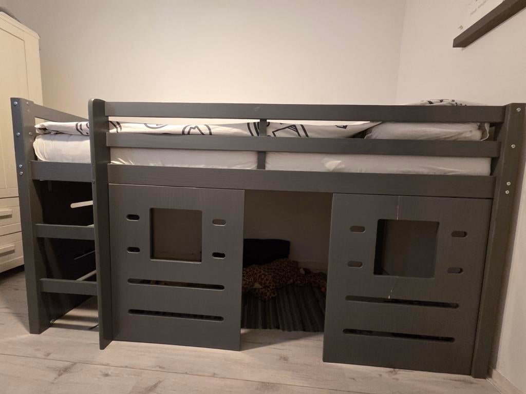 Grenen halfhoogslaper met hutwanden (1 wand beschadigd), Kinderen en Baby's, Kinderkamer | Stapelbedden en Hoogslapers, Ophalen