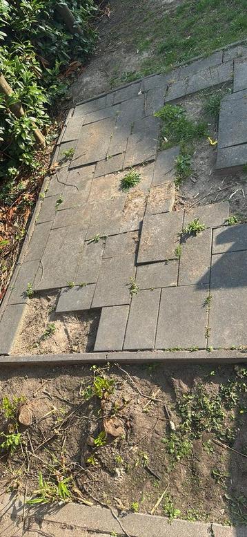 Gratis op te halen, betontegels beschikbaar voor biedingen