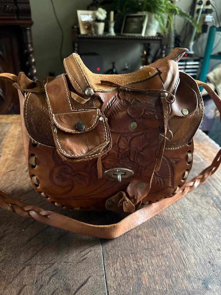 Vintage Leren Tas met Uniek Design, Sieraden, Tassen en Uiterlijk, Tassen | Damestassen, Gebruikt, Handtas, Bruin, Ophalen