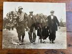 WO2 Amerikaanse persfoto MP soldaat met burgers ETO westfron, Verzamelen, Militaria | Tweede Wereldoorlog, Amerika, Verzenden