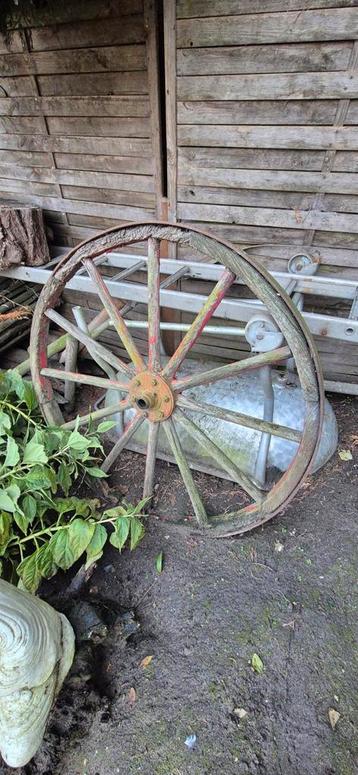 Oude Wagenwiel - Decoratief beschikbaar voor biedingen