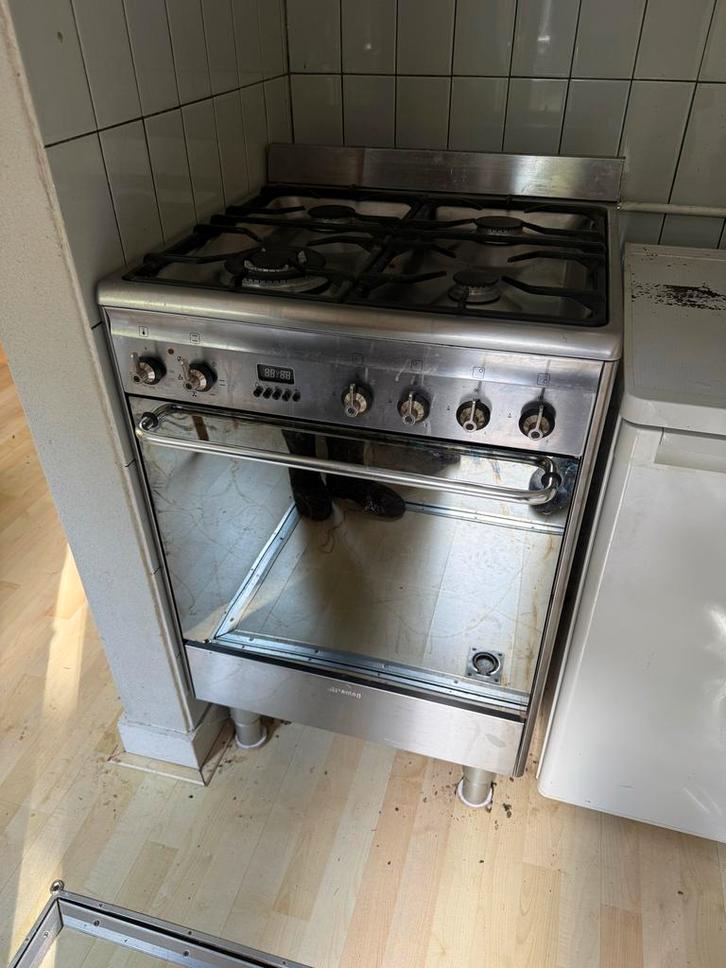 Smeg 4-pits gasfornuis met oven, Witgoed en Apparatuur, Fornuizen, Gebruikt, Vrijstaand, Gas, 4 kookzones, 85 tot 90 cm, 60 cm of meer