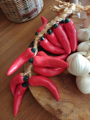 Franse Brocante Peperslinger keramiek pepers sisal touw  beschikbaar voor biedingen