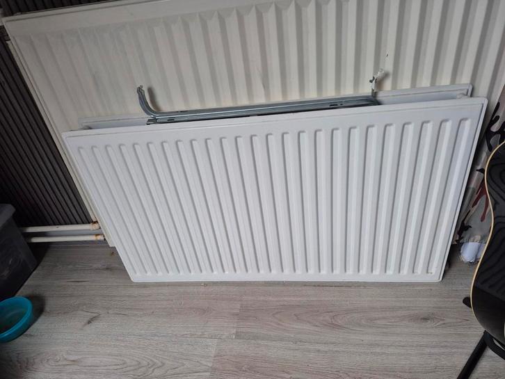 Radiator 100x80 cm met bevestigingsbeugel, Doe-het-zelf en Verbouw, Verwarming en Radiatoren, Gebruikt, Radiator, 800 watt of meer