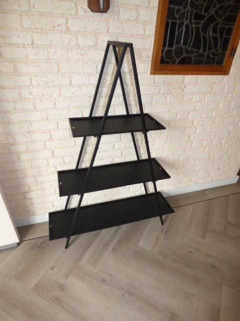 NOG NIEUW IN DE DOOS METALEN PLANTEN STANDAARD DECORATIE REK, Huis en Inrichting, Kamerplanten, Minder dan 100 cm, Halfschaduw