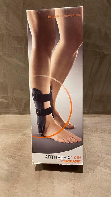 Stevige enkelbrace voor rechter enkel beschikbaar voor biedingen