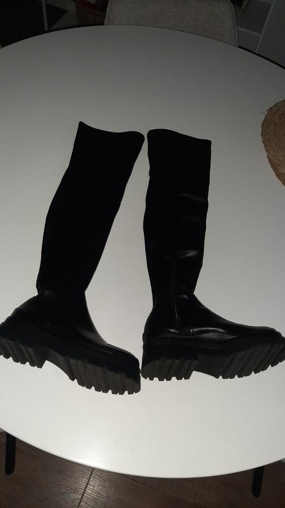 Bershka Overknee Laarzen Maat 38 ZGAN, Kleding | Dames, Schoenen, Zo goed als nieuw, Hoge laarzen, Zwart, Ophalen of Verzenden