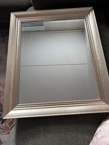 Rechthoekige spiegel met zilverenkleurige rand beschikbaar voor biedingen