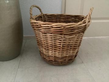 Mooie stevige rieten rotan mand met handvaten beschikbaar voor biedingen