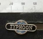 speld, Typhoon, A. Knibbe Amersfoort, bromfietsen (R1, Verzamelen, Speldjes, Pins en Buttons, Verzenden, Gebruikt, Transport, Speldje of Pin