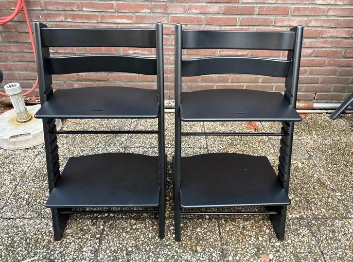 Twee zwarte meegroeistoelen stokke tripp trapp 80 perstuk, Kinderen en Baby's, Kinderstoelen, Zo goed als nieuw, Meegroeistoel