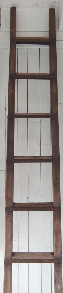 Oude houten ladder, landelijke ladder, hoge houten ladder  beschikbaar voor biedingen