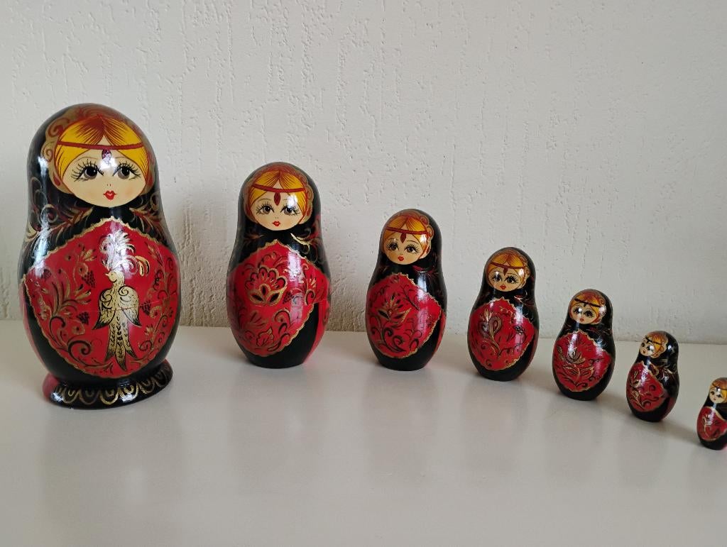 Matroesjka set in zwart en rood, handbeschilderd 7-delig, Ophalen of Verzenden, Zo goed als nieuw