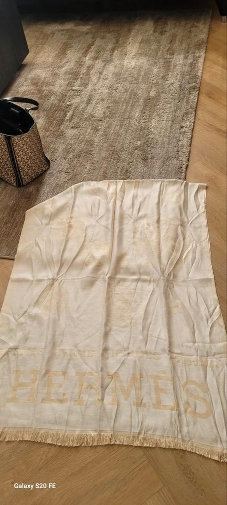 Hermes sjaal, Kleding | Dames, Mutsen, Sjaals en Handschoenen, Zo goed als nieuw, Sjaal, Maat 46/48 (XL) of groter, Ophalen of Verzenden