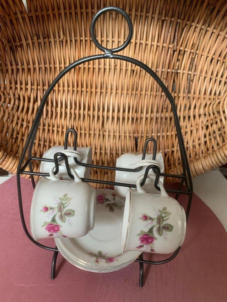 Kop en schotels aan standaard, Ophalen of Verzenden, Aardewerk, Overige stijlen, Kop(pen) en/of Schotel(s)