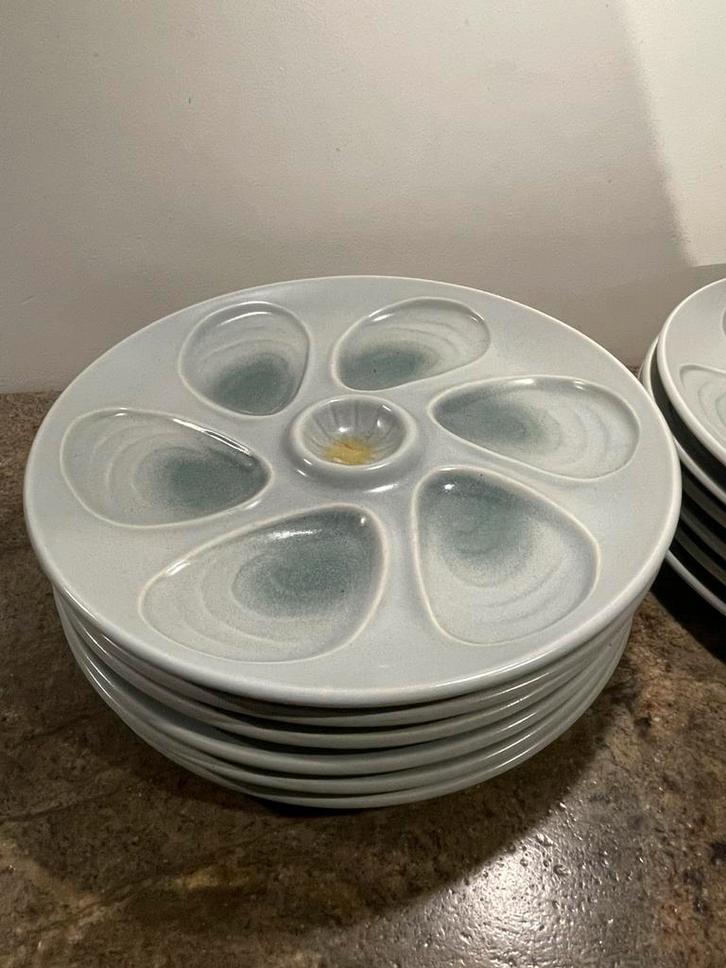 Franse vintage oesterborden in zachtgroen, 12 beschikbaar, Huis en Inrichting, Keuken | Servies, Zo goed als nieuw, Bord(en), Overige stijlen