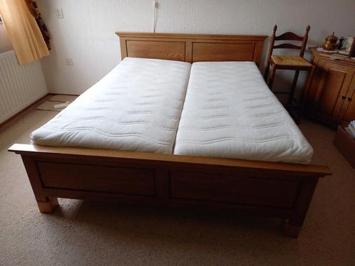Klassiek houten bed met 2 kwaliteitsmatrassen. GRATIS., Huis en Inrichting, Slaapkamer | Bedden, Gebruikt, Eenpersoons, 200 cm