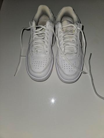 Witte Nike schoenen maat 36 beschikbaar voor biedingen
