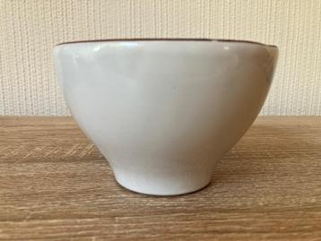 Witte Bloempot    beschikbaar voor biedingen