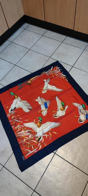 GUCCI silk sjaal,  doek nieuwe staat  beschikbaar voor biedingen