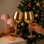 2 Leuke Gouden Wijnglazen - kunststof - 8 x 8 x 22 cm NW, Diversen, Kerst, Verzenden, Nieuw