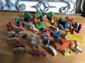 Antieke houten boerderijfiguurtjes beschikbaar voor biedingen