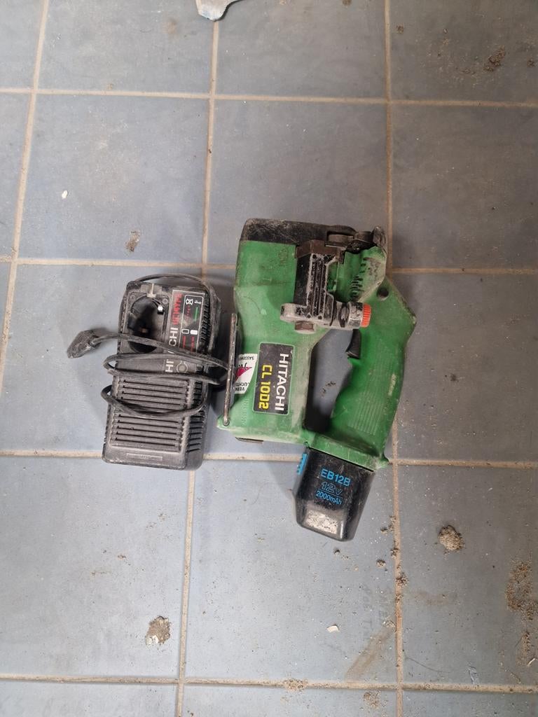 Hitachi CL1002 Draadeindknipper met lader en accu, Ophalen of Verzenden, Gebruikt