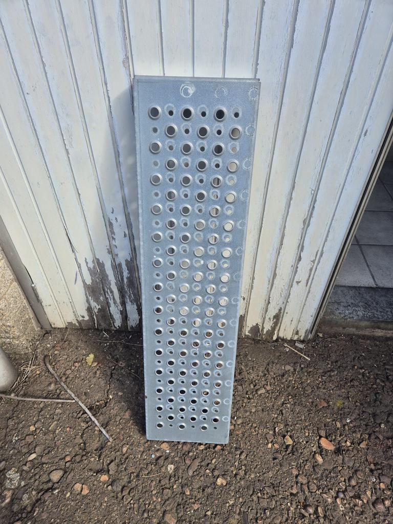 Traptreden antislip geperforeerd, Ophalen, Zo goed als nieuw, IJzer