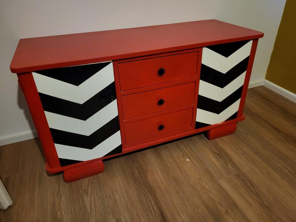 Tof vintage look kastje rood met wit zwarte details, Huis en Inrichting, Ophalen, Gebruikt, 25 tot 50 cm, 100 tot 150 cm
