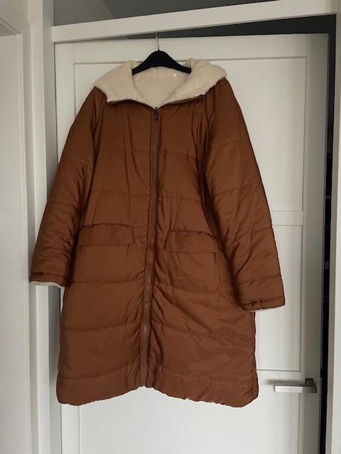 Te koop: cognac-kleurige jas met teddyvoering mt l nieuw!!, Kleding | Dames, Jassen | Winter, Ophalen of Verzenden, Nieuw, Maat 42/44 (L)