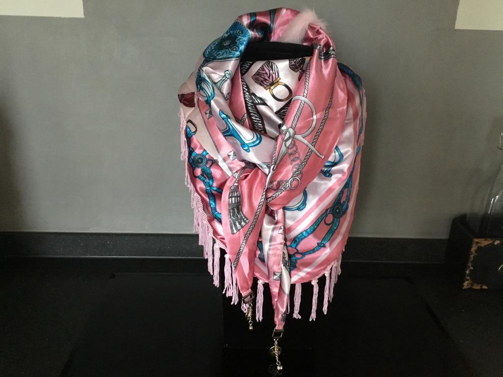 Nieuwe roze sjaal mucho gusto look, Kleding | Dames, Ophalen of Verzenden, Nieuw, Maat 46/48 (XL) of groter, Sjaal