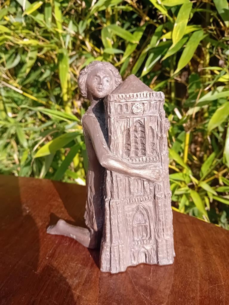 modernistisch kunstbeeldje – figuur met kathedraal / kerk, Overige onderwerpen, Minder dan 20 cm, Ophalen of Verzenden, Beeld