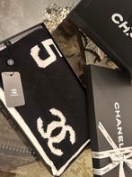 Dubbelzijdige chanel sjaal nieuw met verpakking, Kleding | Dames, Mutsen, Sjaals en Handschoenen, Ophalen of Verzenden, Zo goed als nieuw