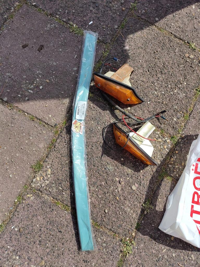 VOORSPATBORDSTRIP DYANE EN ACADIANE IN BLEU CRISTAL, Citroën, Nieuw, Ophalen of Verzenden, Achter