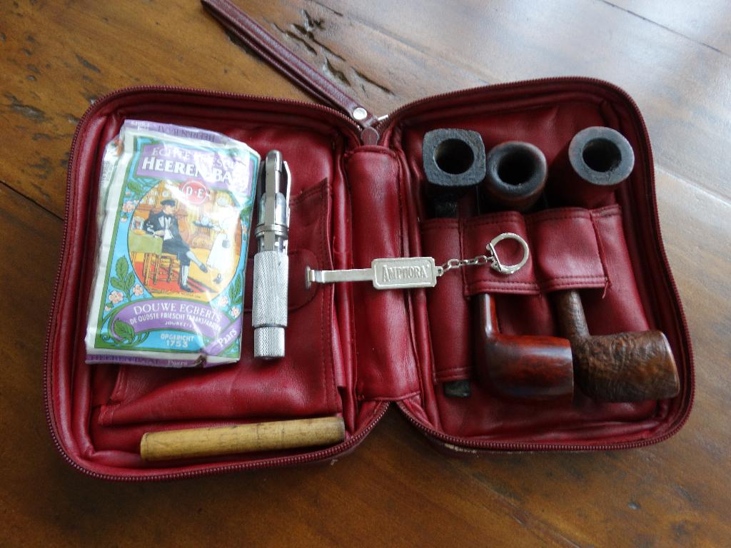 Grote leren polstas met 5 tabakspijpen en vele toebehoren, Verzamelen, Ophalen of Verzenden, Overige typen