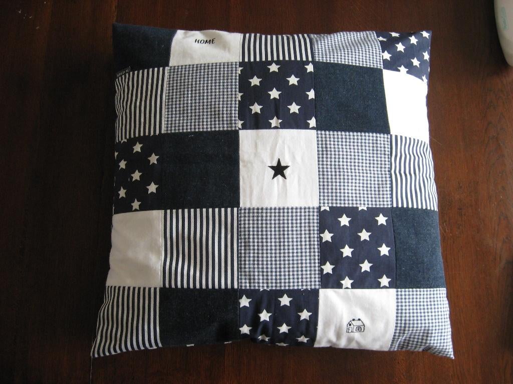 Kussen Patchwork donker blauw/wit, 50/50 cm.  knoopsluiting, Ophalen of Verzenden, Nieuw, Blauw, Vierkant