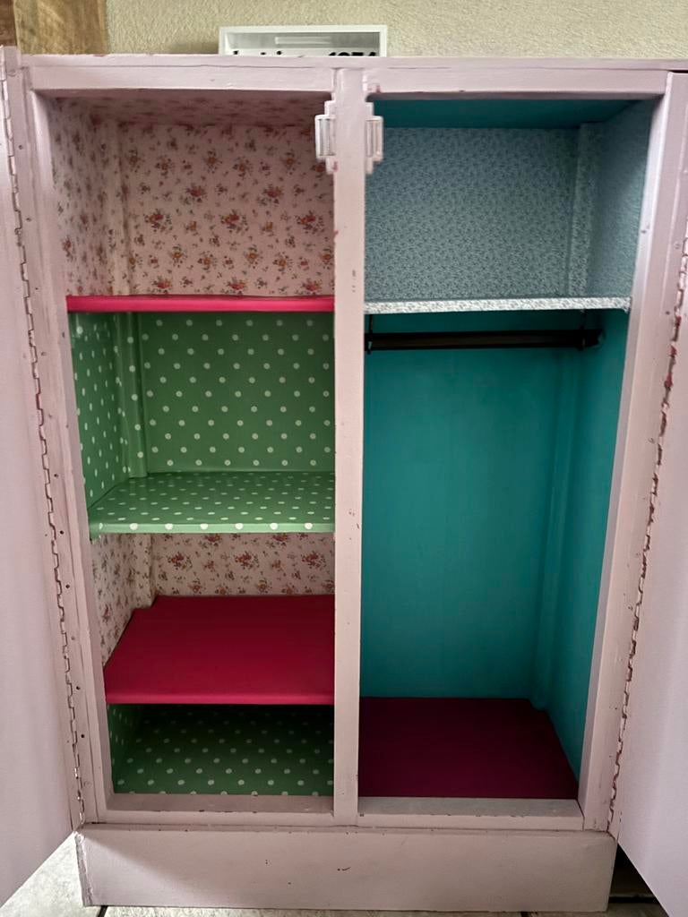 Roze poppen kledingkastje met hartjesknoppen, Ophalen of Verzenden, Gebruikt, Toebehoren