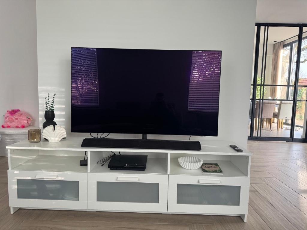 Tv meubel Brimnes IKEA, Huis en Inrichting, Kasten | Televisiemeubels, Ophalen, 150 tot 200 cm, Zo goed als nieuw, Minder dan 100 cm