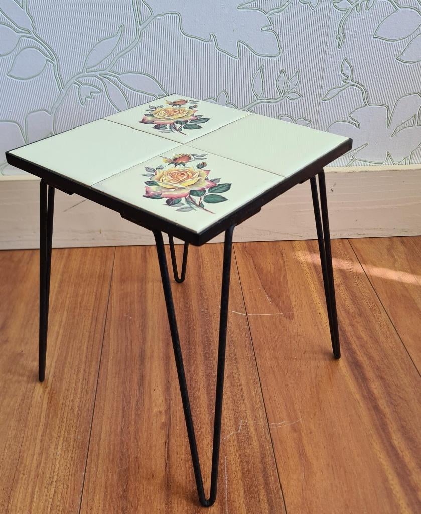 te koop: bijzettafel met tegels rozenmotief, retro vintage, Huis en Inrichting, Tafels | Bijzettafels, Minder dan 45 cm, Minder dan 55 cm