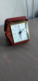 Prachtig Europa 2 Jewels reisklokje met rode behuizing, Antiek en Kunst, Antiek | Klokken, Ophalen of Verzenden