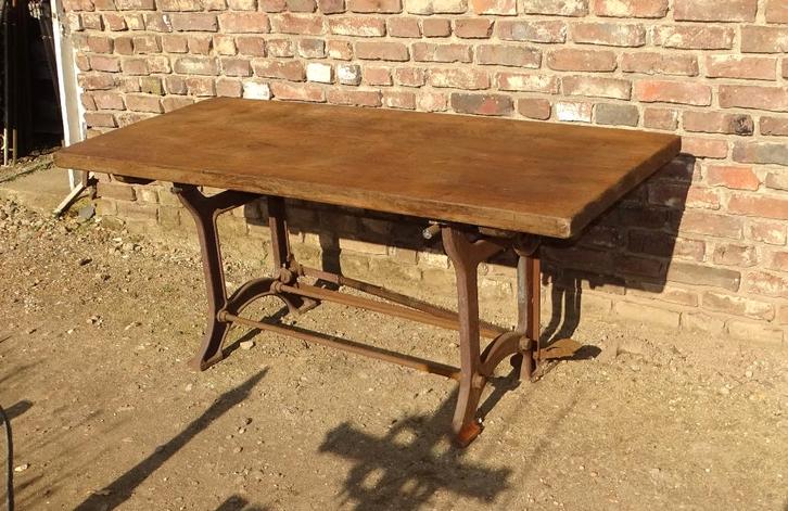 industriële tafel met gietijzeren onderstel en eiken blad, Antiek en Kunst, Curiosa en Brocante, Ophalen