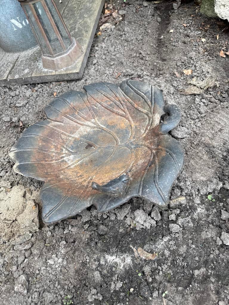 Decoratieve vogelbad schaal in blad vorm, Ophalen of Verzenden, Gebruikt, Metaal, Dierenbeeld