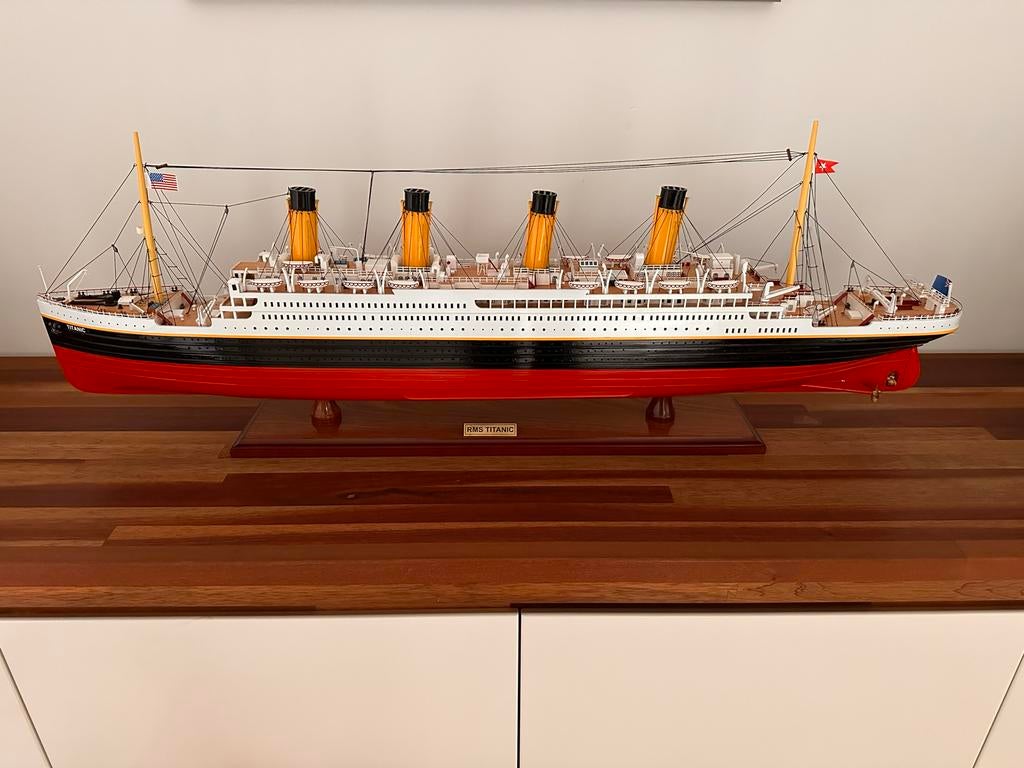 RMS Titanic modelschip schaal 1:250 met vitrine, Ophalen, Zo goed als nieuw, 1:200 of kleiner, Overige merken