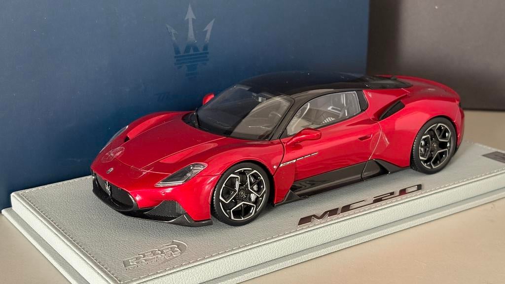 Maserati MC20 Rosso Vincente Diecast BBR deluxe met Display, Ophalen of Verzenden, Nieuw, Auto, Overige merken