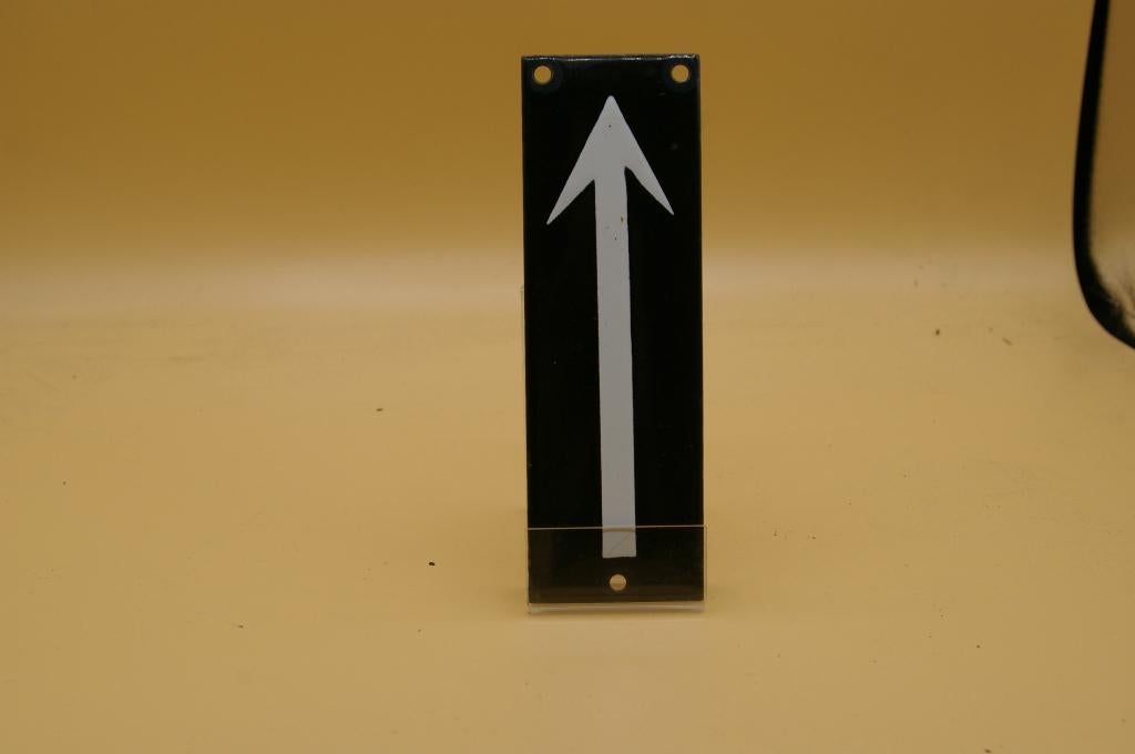 Oud Vintage bordje witte pijl op zwarte achtergrond, Ophalen of Verzenden