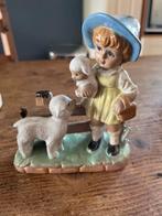 Vintage porseleinen beeldje: meisje met lammetjes, Verzamelen, Beelden en Beeldjes, Ophalen, Gebruikt, Mens