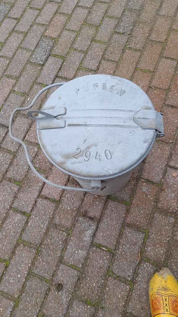 IJzeren vuilnisbak met Putten erop (zonder bodem), Ophalen